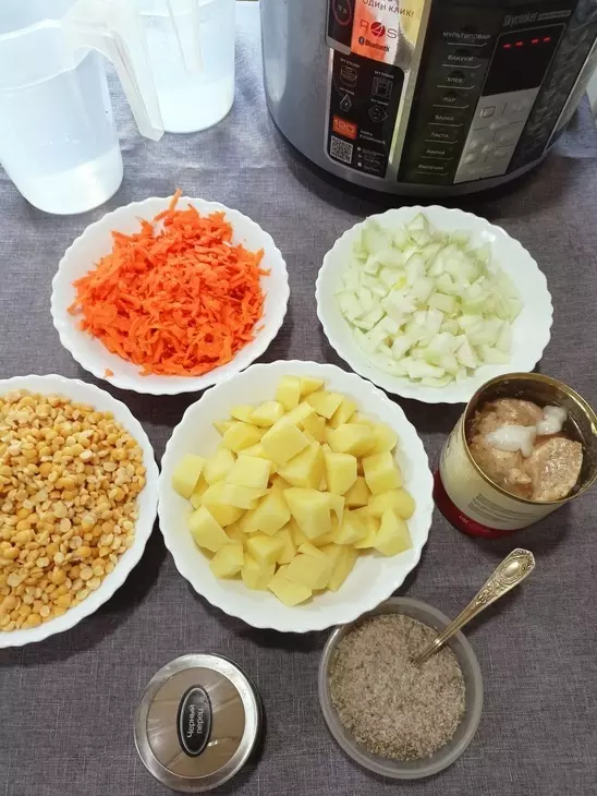 Гороховый суп с тушёнкой: шаг 2