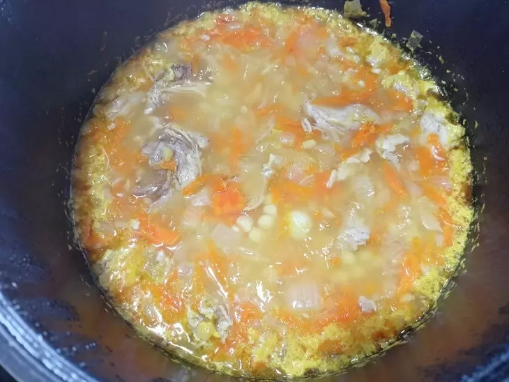 Гороховый суп с тушёнкой: шаг 4