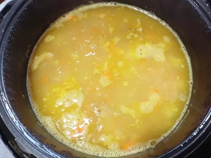 Гороховый суп с тушёнкой: шаг 5