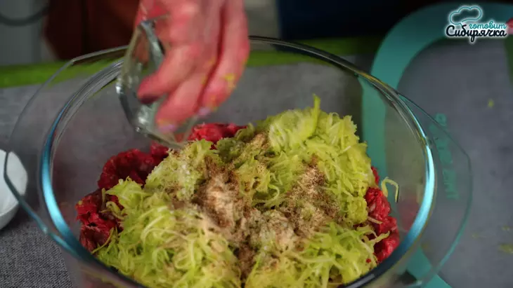 Котлеты из смешанного мясного фарша с кабачком на сковороде: шаг 1