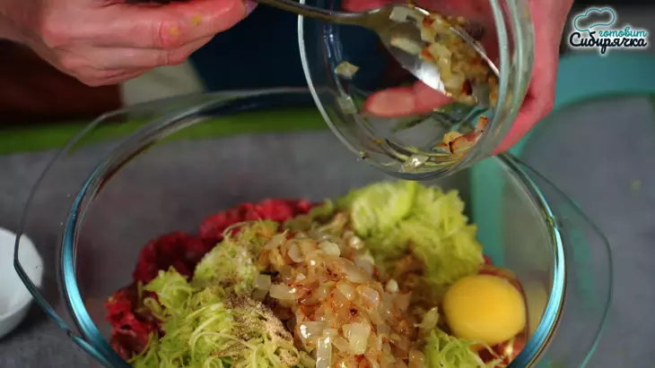 Котлеты из смешанного мясного фарша с кабачком на сковороде: шаг 2
