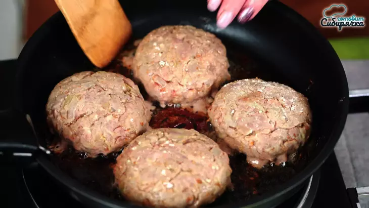 Котлеты из смешанного мясного фарша с кабачком на сковороде: шаг 6
