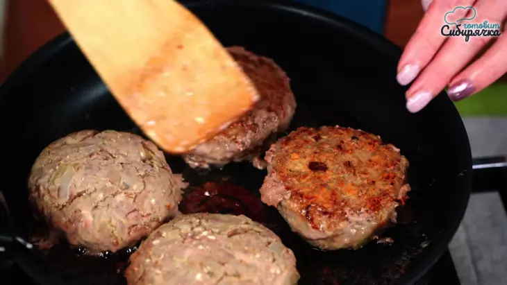 Котлеты из смешанного мясного фарша с кабачком на сковороде: шаг 7