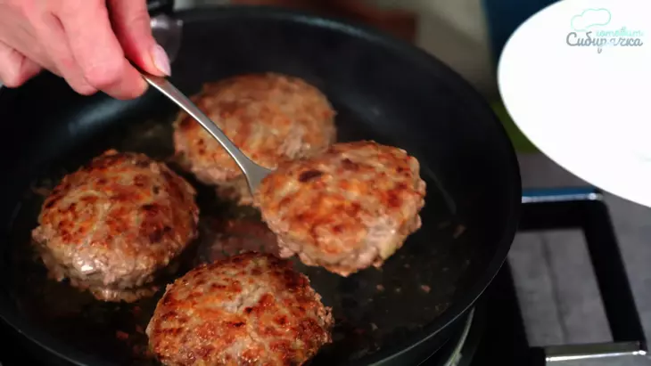Котлеты из смешанного мясного фарша с кабачком на сковороде: шаг 8