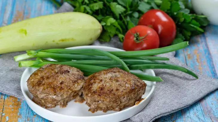 Котлеты из смешанного мясного фарша с кабачком на сковороде: шаг 9