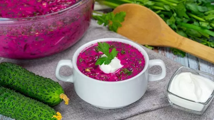 Холодный борщ-свекольник с куриными яйцами на кефире: шаг 9
