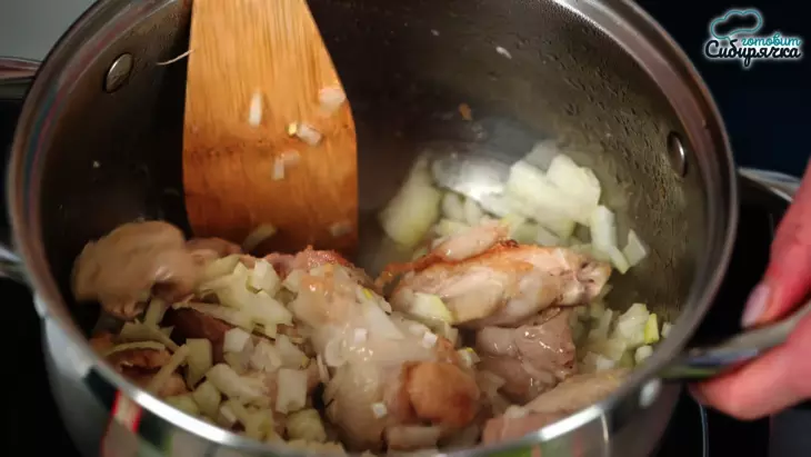 Куриный суп с овощами и свежей молодой крапивой: шаг 1