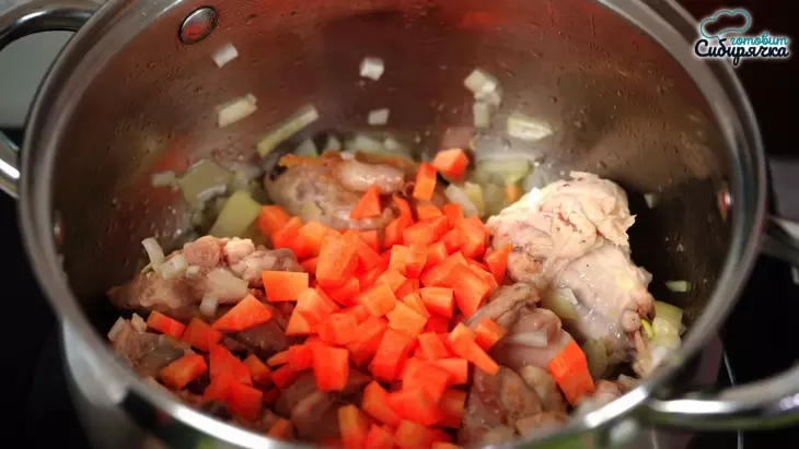 Куриный суп с овощами и свежей молодой крапивой: шаг 2