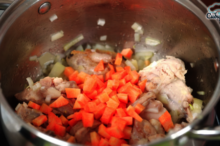 Куриный суп с овощами и свежей молодой крапивой: шаг 2