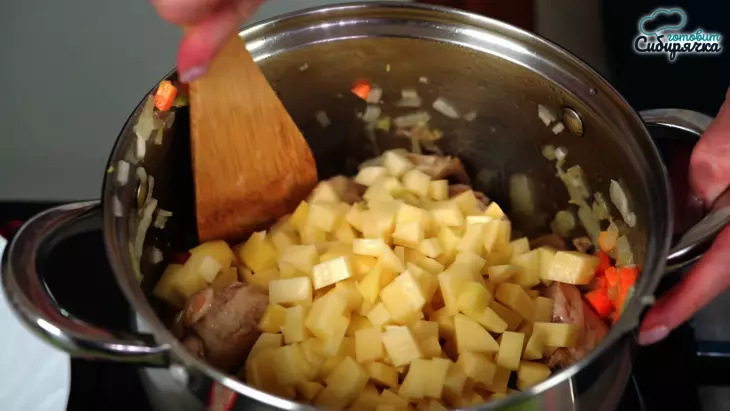 Куриный суп с овощами и свежей молодой крапивой: шаг 3