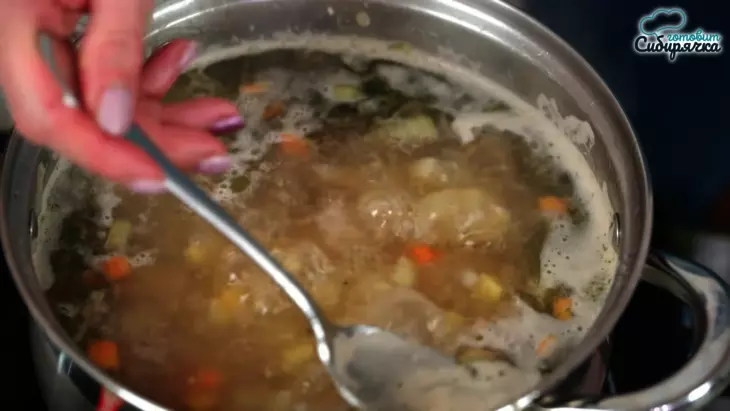 Куриный суп с овощами и свежей молодой крапивой: шаг 5