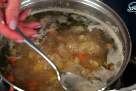 Куриный суп с овощами и свежей молодой крапивой: шаг 5