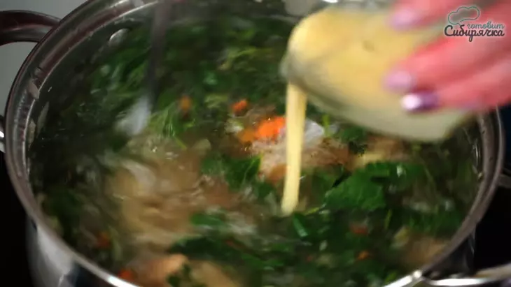 Куриный суп с овощами и свежей молодой крапивой: шаг 7