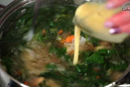 Куриный суп с овощами и свежей молодой крапивой: шаг 7