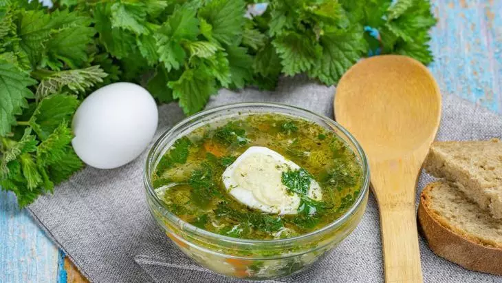 Куриный суп с овощами и свежей молодой крапивой: шаг 9