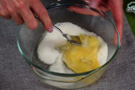 Быстрые сырники из творога с яйцом и манкой, на сковороде: шаг 1