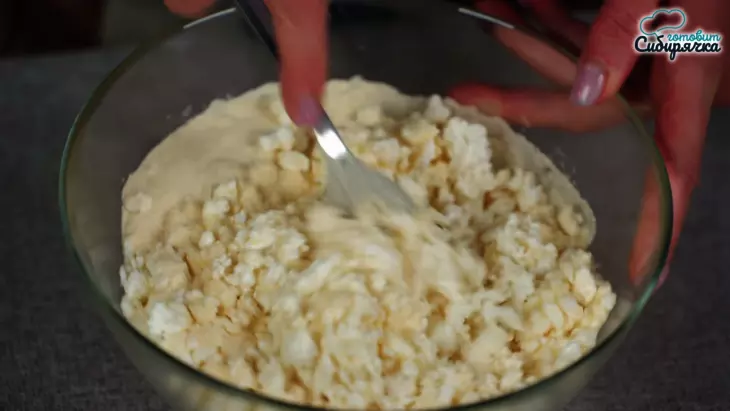 Быстрые сырники из творога с яйцом и манкой, на сковороде: шаг 3