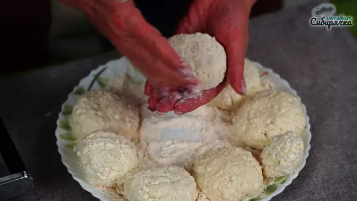 Быстрые сырники из творога с яйцом и манкой, на сковороде: шаг 6