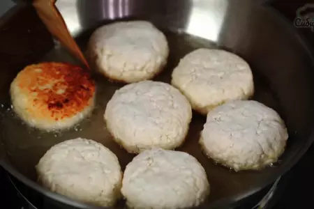 Быстрые сырники из творога с яйцом и манкой, на сковороде: шаг 7