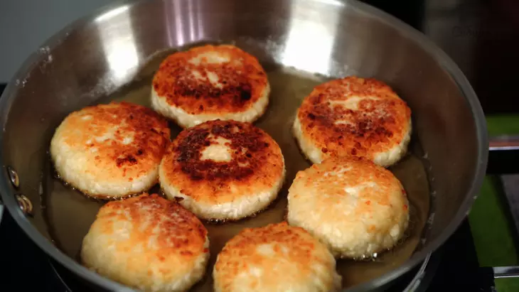 Быстрые сырники из творога с яйцом и манкой, на сковороде: шаг 8