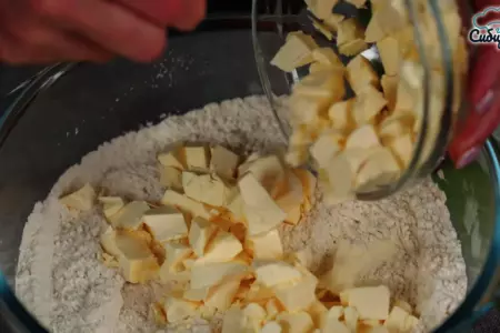 Песочный пирог с начинкой из творога с клубникой: шаг 1