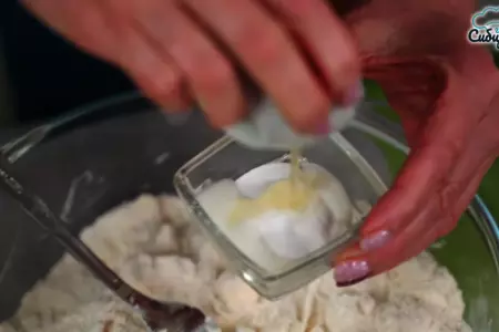 Песочный пирог с начинкой из творога с клубникой: шаг 2
