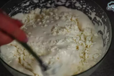 Песочный пирог с начинкой из творога с клубникой: шаг 7