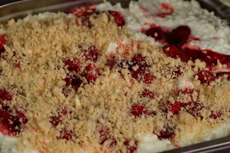 Песочный пирог с начинкой из творога с клубникой: шаг 8