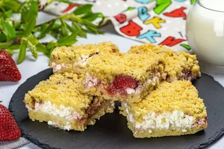Песочный пирог с начинкой из творога с клубникой: шаг 9