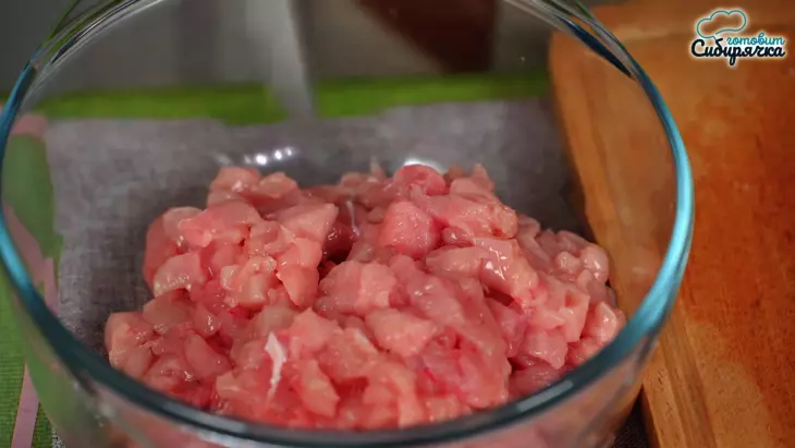 Котлеты из куриного филе с репчатым луком и специями: шаг 1