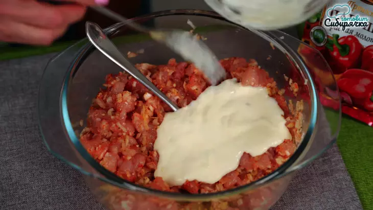Котлеты из куриного филе с репчатым луком и специями: шаг 4