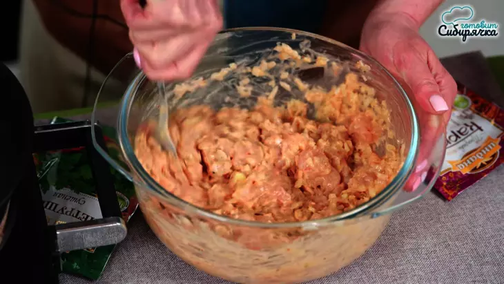Котлеты из куриного филе с репчатым луком и специями: шаг 5