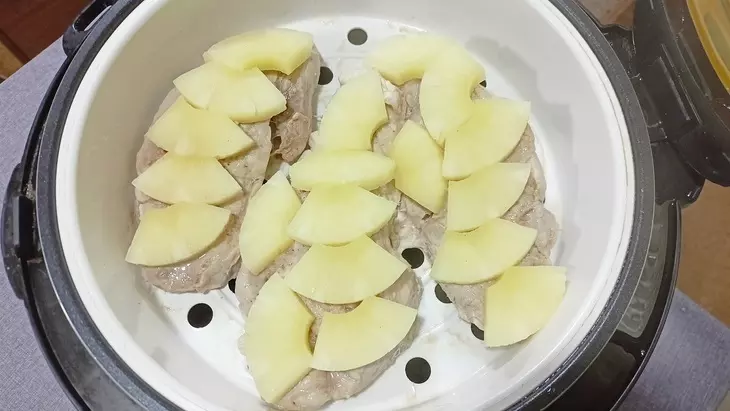 Свинина с ананасами на пару (в мультиварке): шаг 3