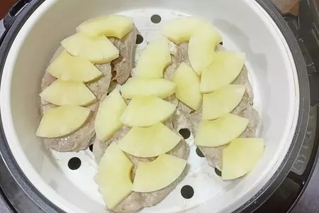 Свинина с ананасами на пару (в мультиварке): шаг 3