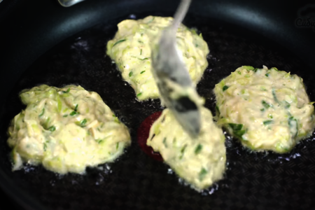 Кабачковые оладьи с сыром твердого сорта и зеленью: шаг 7