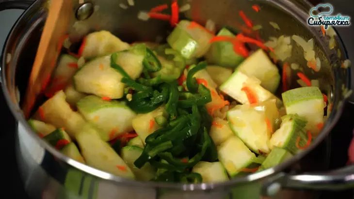 Суп-пюре из кабачков с морковью и луком на мясном бульоне: шаг 3
