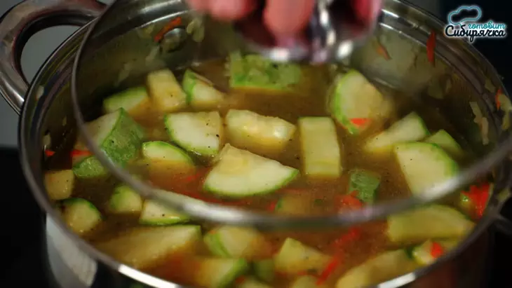 Суп-пюре из кабачков с морковью и луком на мясном бульоне: шаг 5