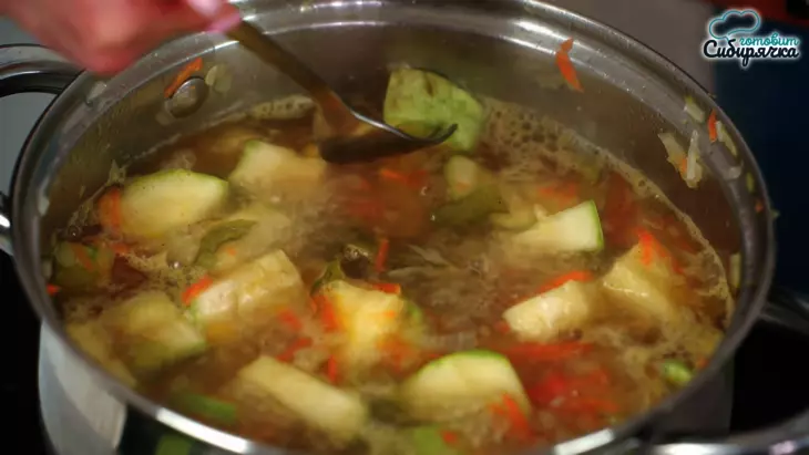 Суп-пюре из кабачков с морковью и луком на мясном бульоне: шаг 6