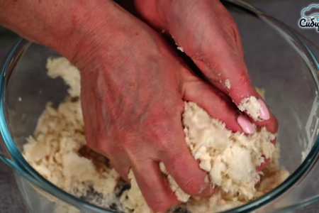 Заливной пирог из песочного теста со сметаной и клубникой: шаг 2