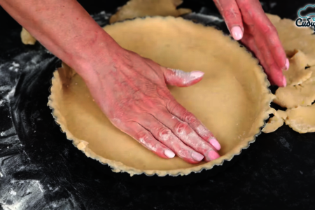Заливной пирог из песочного теста со сметаной и клубникой: шаг 6