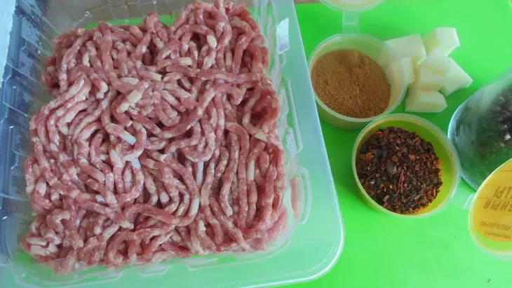 Запеченные говяжьи котлеты с киноа и моцареллой и запеченным молодым картофелем #блюдосизюминкой: шаг 2