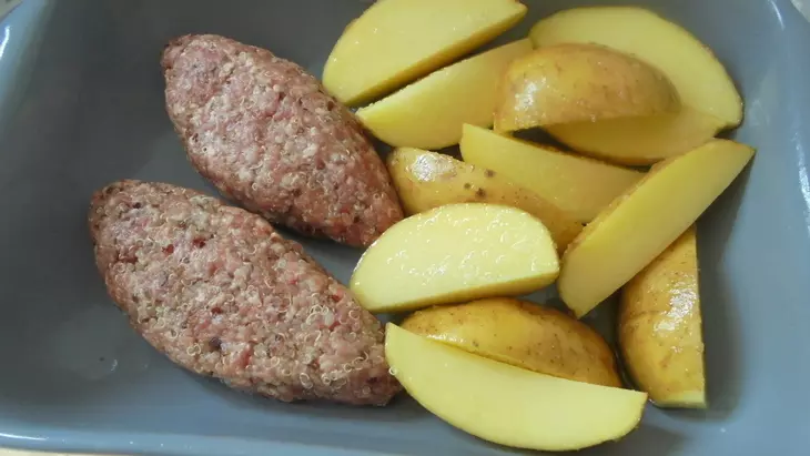 Запеченные говяжьи котлеты с киноа и моцареллой и запеченным молодым картофелем #блюдосизюминкой: шаг 8