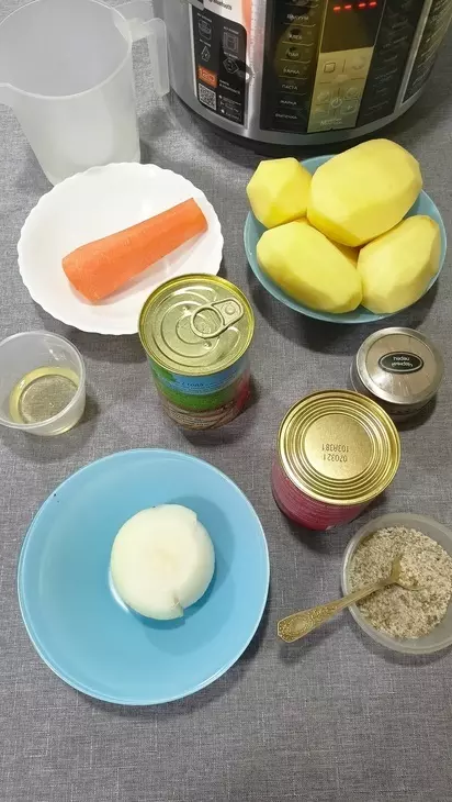 Картофель с фасолью и тушенкой: шаг 1