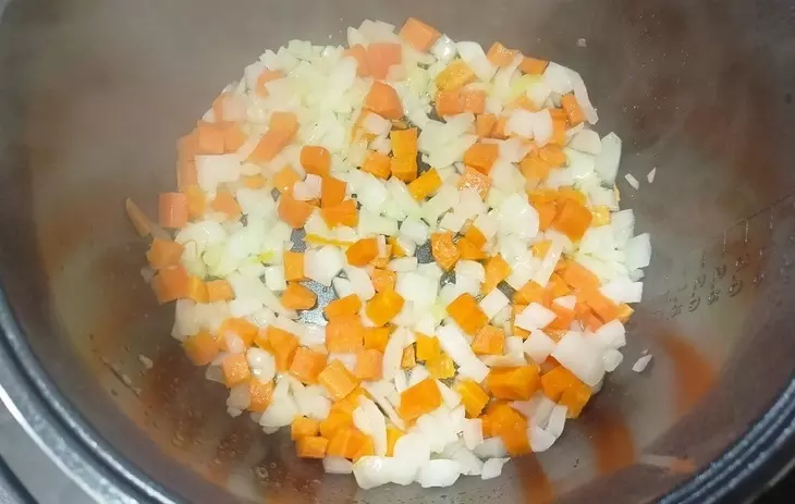 Картофель с фасолью и тушенкой: шаг 3