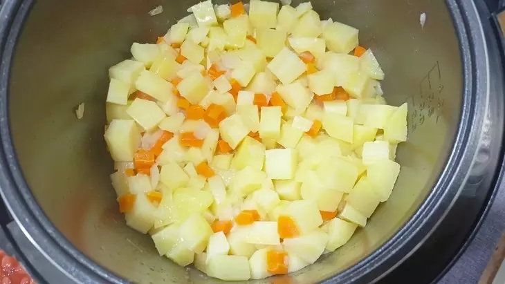 Картофель с фасолью и тушенкой: шаг 4