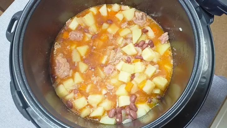 Картофель с фасолью и тушенкой: шаг 5