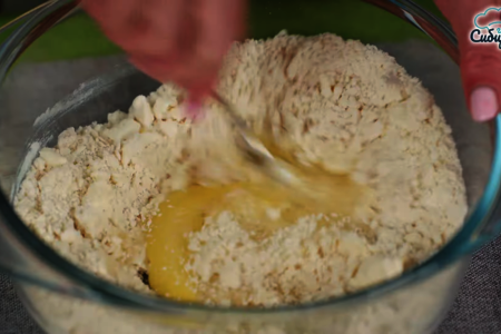 Заливной вишневый пирог из песочного теста со сметаной: шаг 2