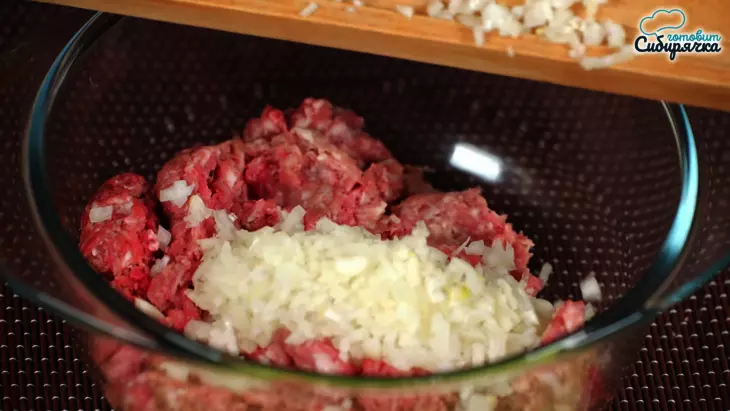 Мясные котлеты с репчатым луком и специями на сковороде: шаг 2