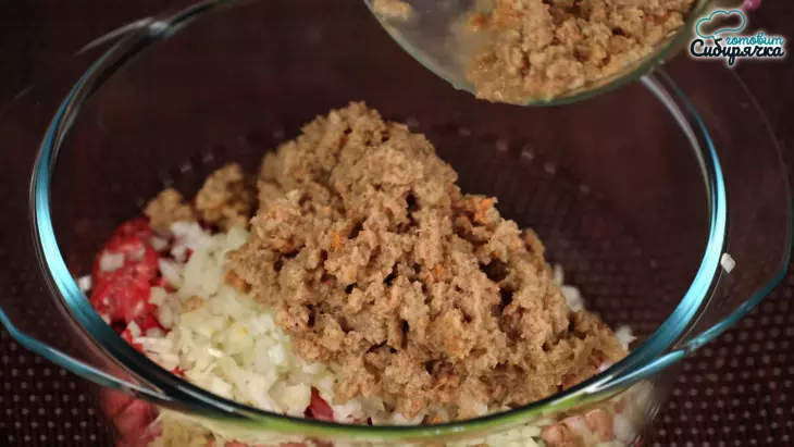 Мясные котлеты с репчатым луком и специями на сковороде: шаг 3