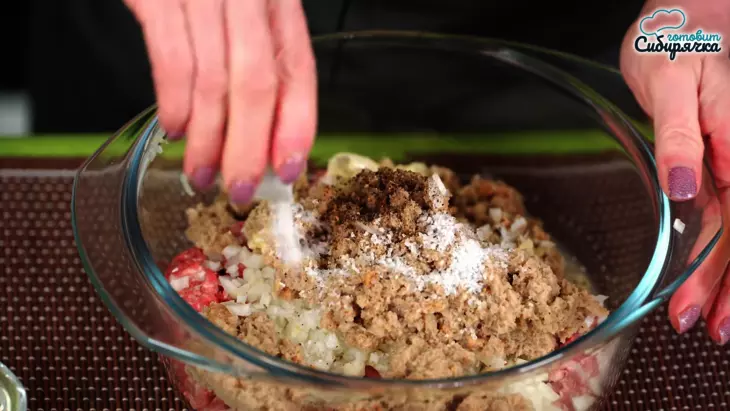 Мясные котлеты с репчатым луком и специями на сковороде: шаг 4